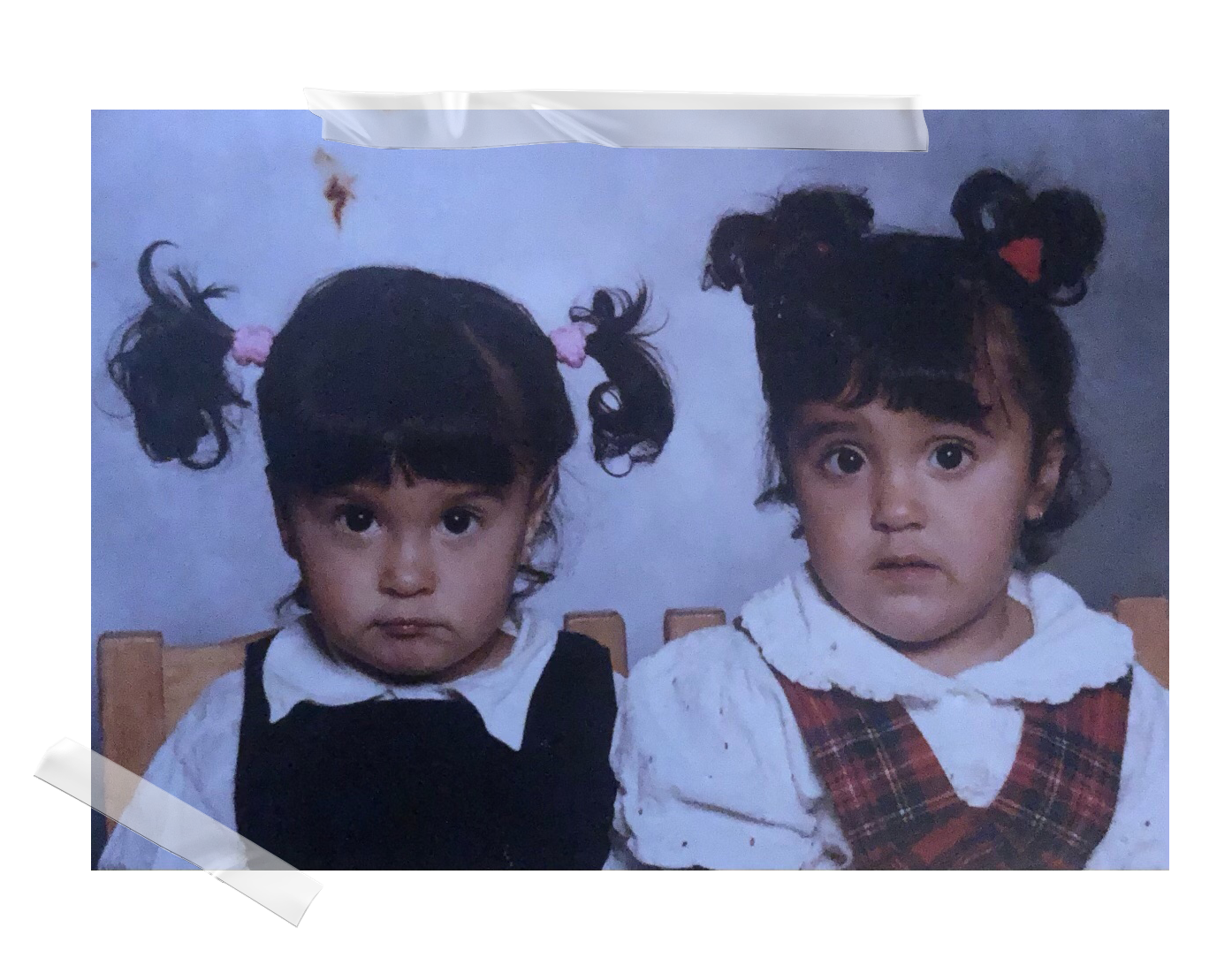 Tvillingarna Jasmina och Fatima som barn.