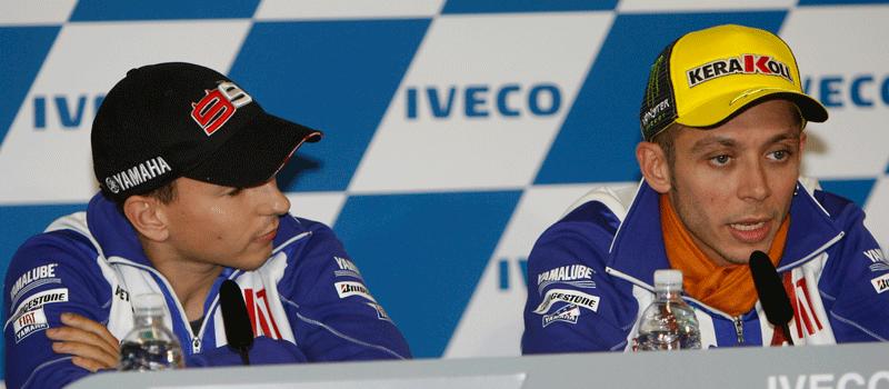 Lorenzo och Rossi på presskonferens.