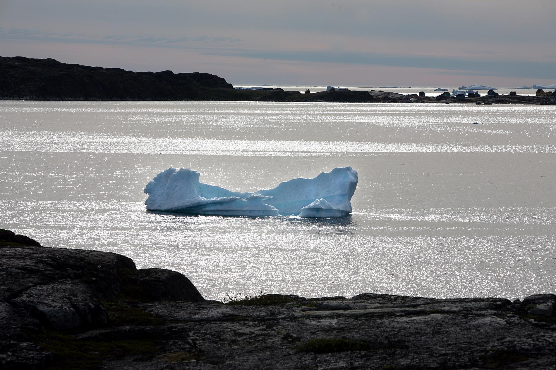 Krympande isberg utanför Grönlands kust.