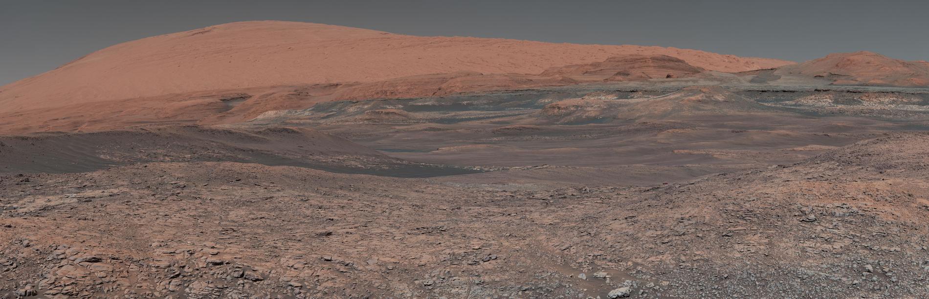 Flera sammanfogade bilder över området ”Mount Sharp”, ett område forskarna är intresserade av då de tror att delar av området formats av vatten. Curiosity tog bilderna i januari 2018. ”Mount Sharp” står i mitten av ”Gale Crater”, en krater som är 154 kilometers i diameter. 