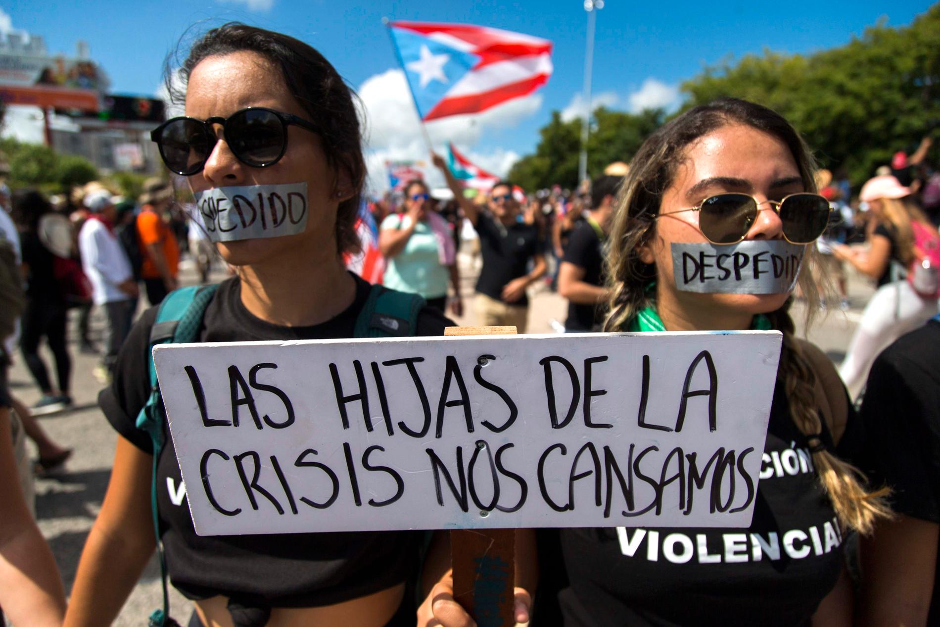 "Krisens döttrar har tröttnat", lyder ett plakat bland demonstranterna i Puerto Ricos huvudstad San Juan.
