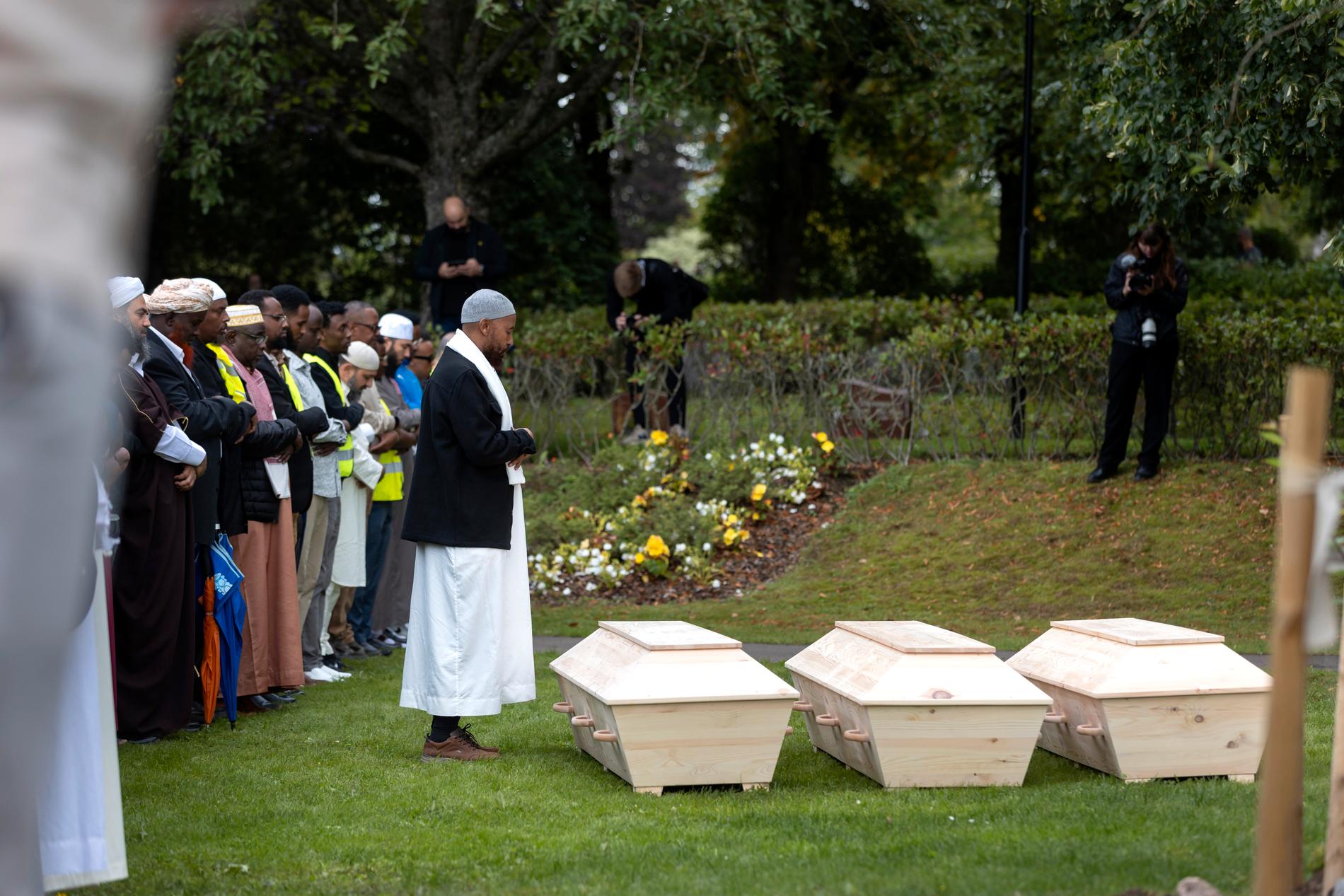 Dahir Macalin Aflow, Ahmed Cantoob Hassan och Abdirahman Yusuf Abdi vilar på Falköpings muslimska begravningsplats.