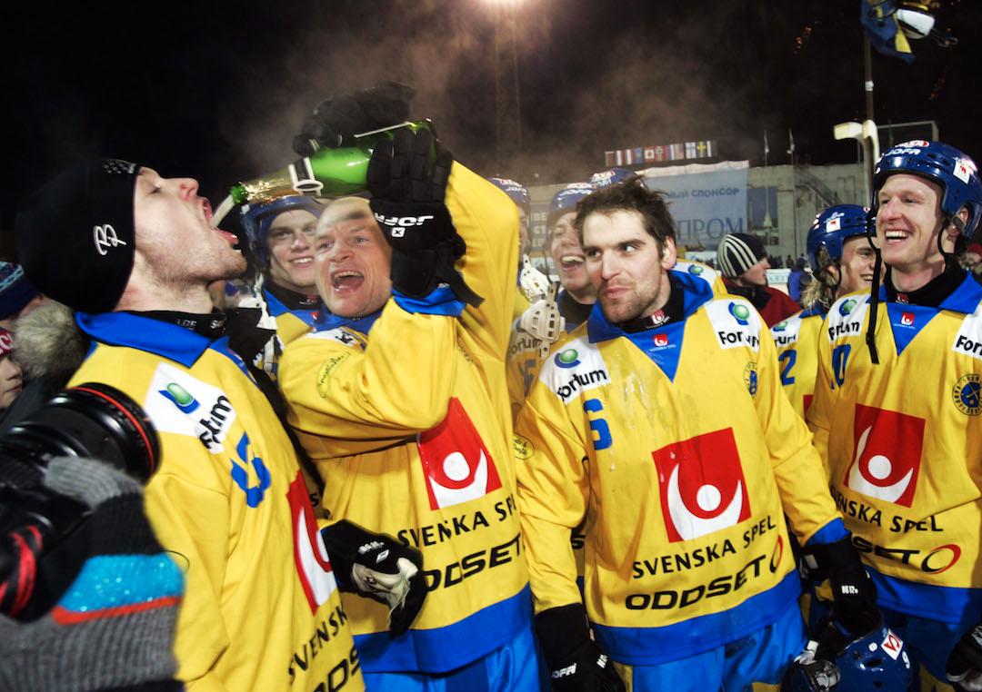 Fosshaug serverar Anders Östling skumpa efter VM-titeln 2005. Andreas Westh och Stefan ”X:et” Erixon tittar på.
