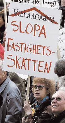 Omstridd skatt: Protester mot fastighetsskatten på Mynttorget i Stockholm 2005.