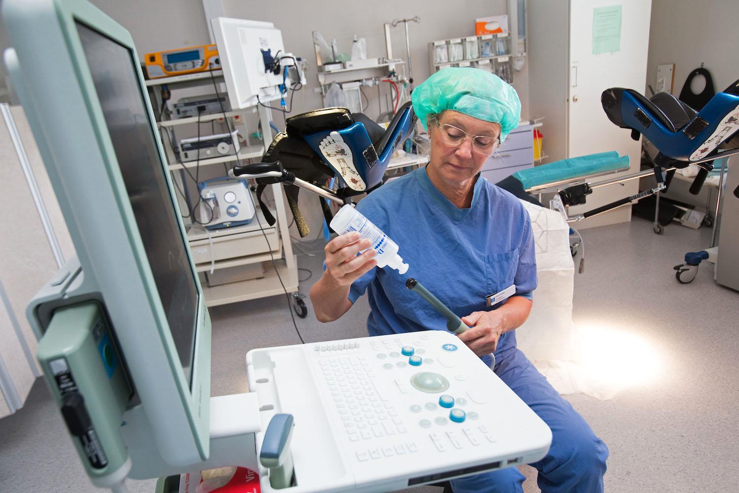 Eva Uustal, överläkare i gynekologi och obstetrik, vid Universitetssjukhuset i Linköping visar en apparat för tredimensionellt ultraljud för att hitta förlossningsskador.