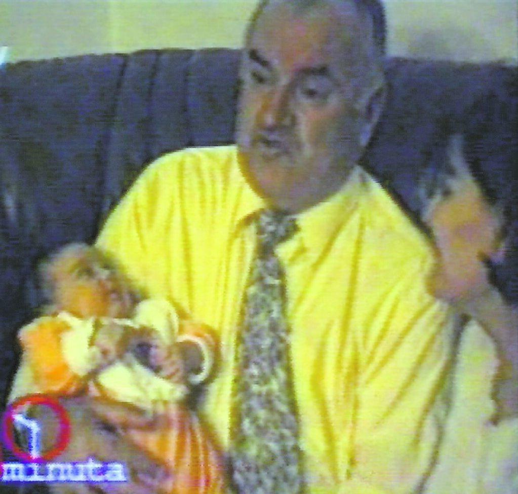 provocerande Den bosniska tv-kanalen FTV visade i går bilder på Mladic då han dansar med familj och vänner samt gullar med en bebis.