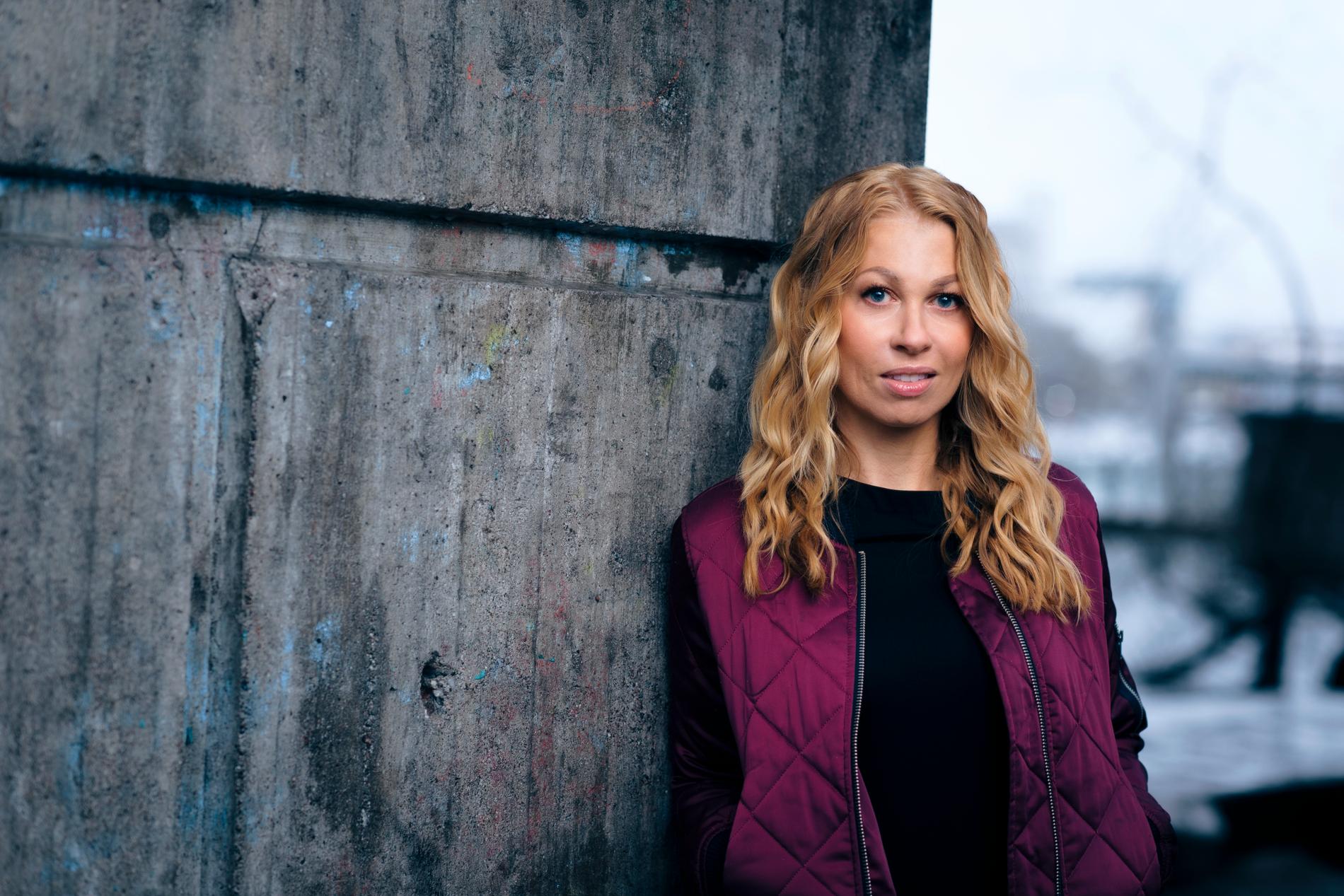 Pernilla Ericson är journalist och deckarförfattare. Hon debuterade 2016 med den första boken i Erla-serien med kriminalinspektör Liv Kaspi i centrum. ”Törstdöden” är tredje boken i serien om Lilly Hed.
