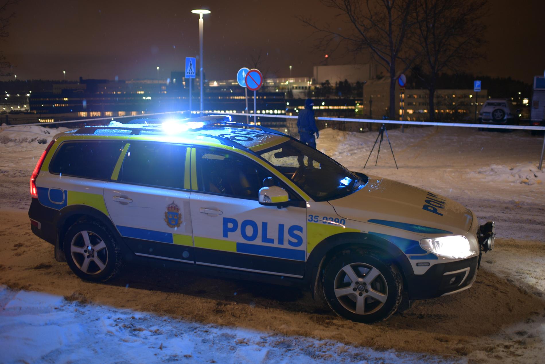 Polisen söker efter flera gärningsmän efter en dödsskjutning i Jakobsberg.
