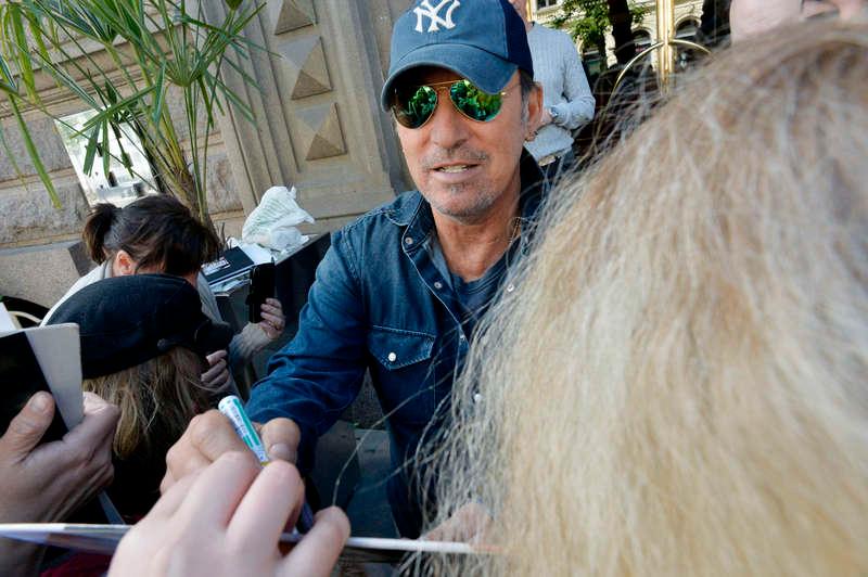 Förbannad. När Bruce Springsteen var på väg till spelningen i måndags jagades han av en fotograf. Under tilltaget höll en av Bossens säkerhetsvakter på att bli påkörd.