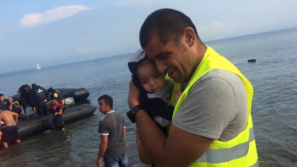 Alejandro Firpo stod på stranden och räddade barn från att drunkna i havet.