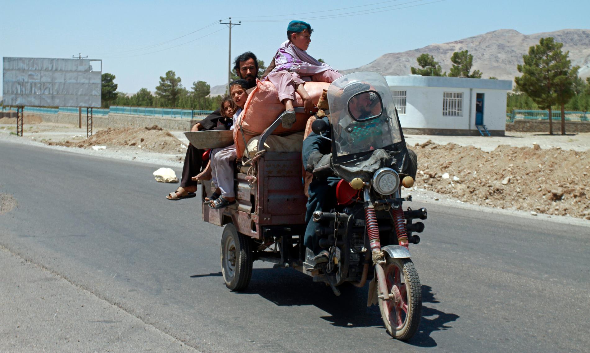  En afghansk familj flyr  för sina liv, undan striderna mellan talibaner och afghansk säkerhetspersonal. De senare tog tidigare idag tillbaka kontrollen över delar av staden Herat, 640 kilometer väster om Kabul.