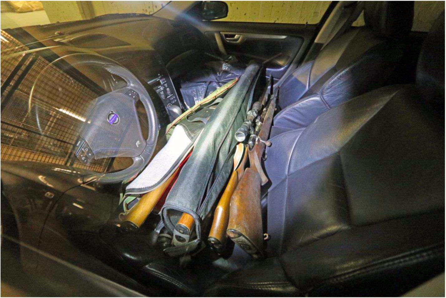 37 illegala vapen hittades i två stulna bilar.