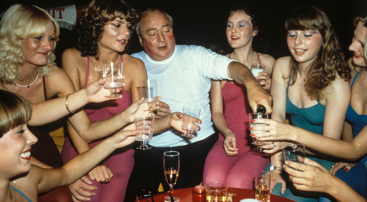 Simon Spies med okända damer, någon gång under 70-talet.
