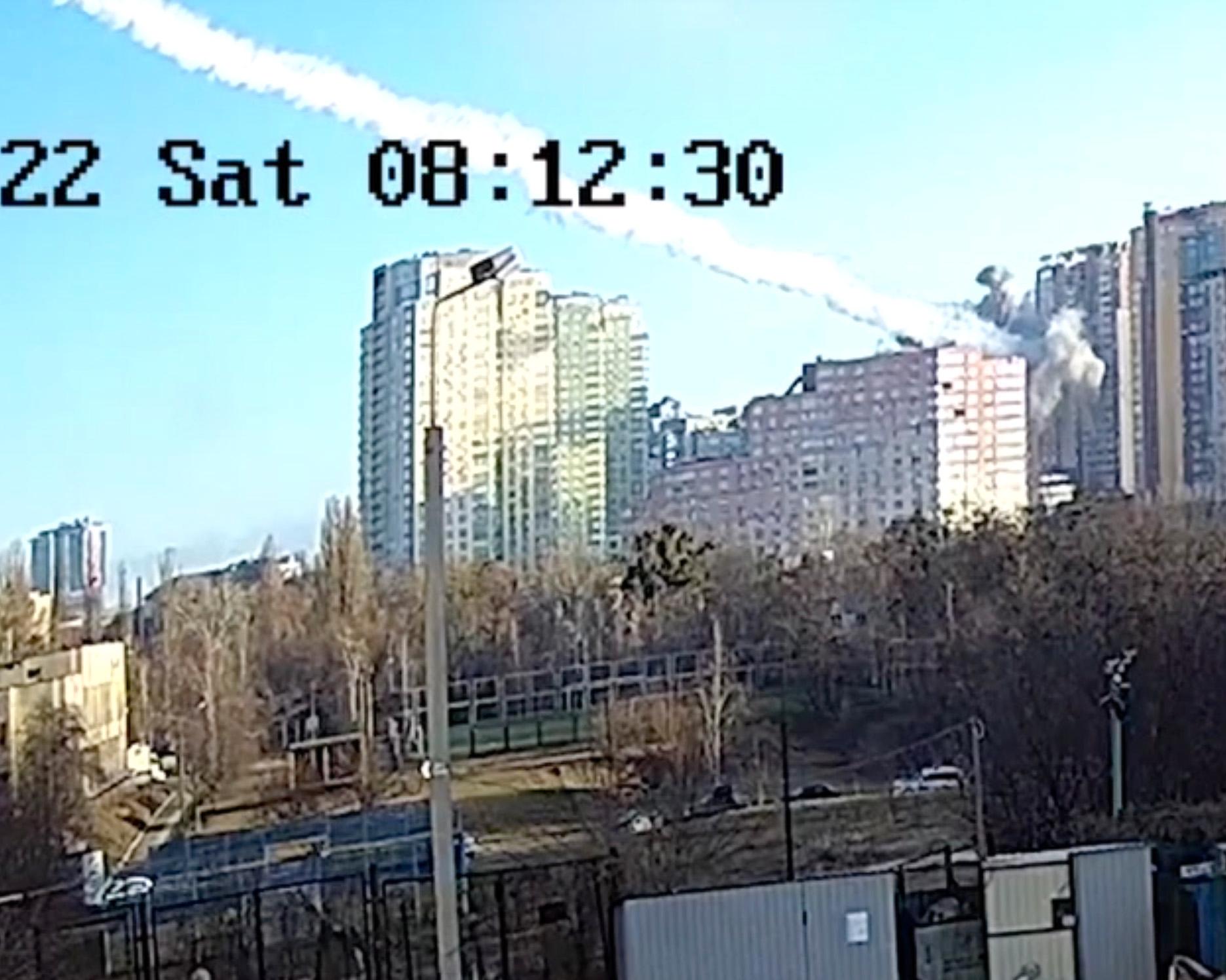 En robot träffade ett höghus i Kiev strax efter klockan åtta på måndagsmorgonen. 