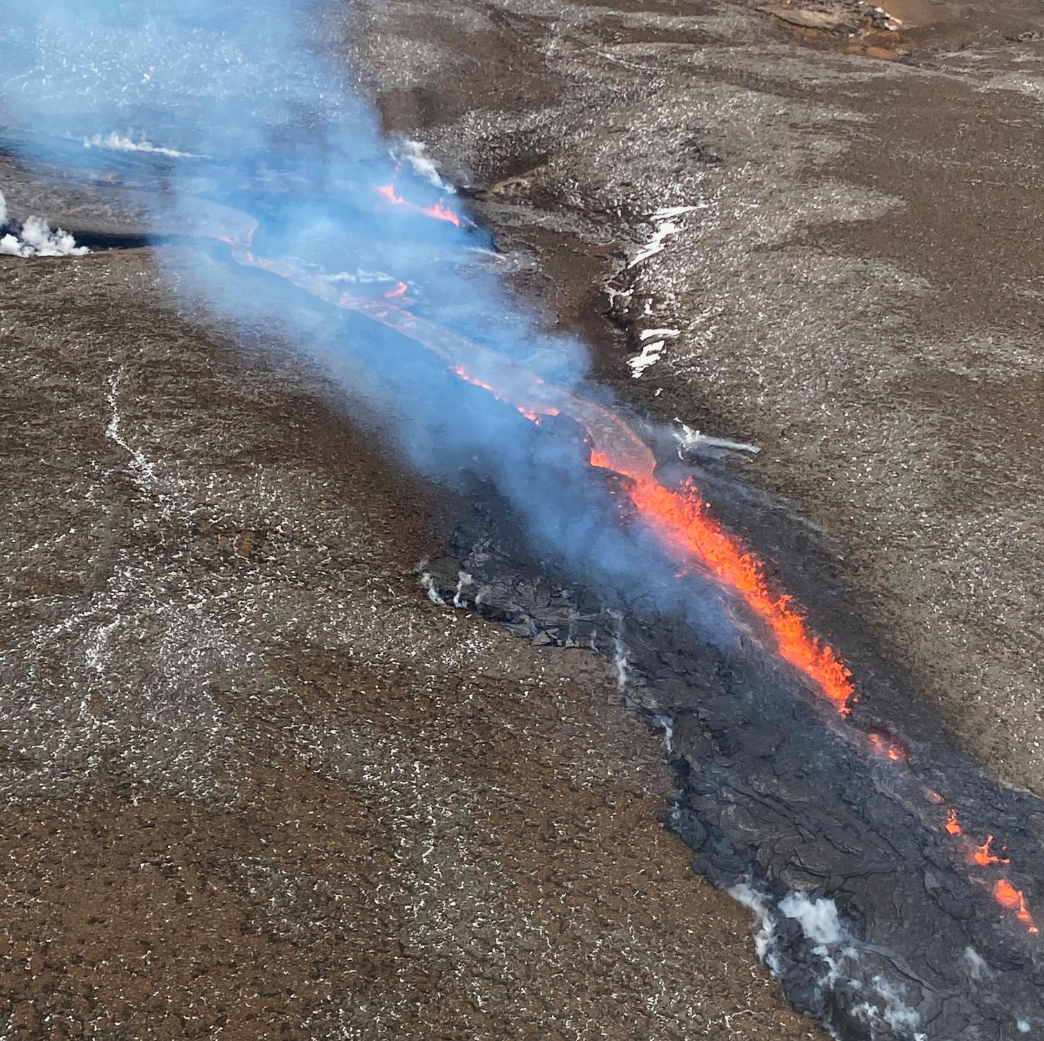 Den lavafyllda sprickan är omkring 300 meter lång.