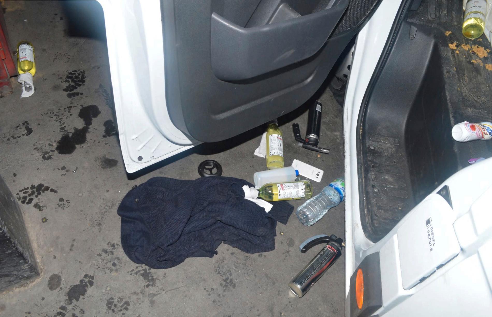 Förberedda molotovcocktails i form av vinflaskor virade i trasor hittades i skåpbilens bagageutrymme.