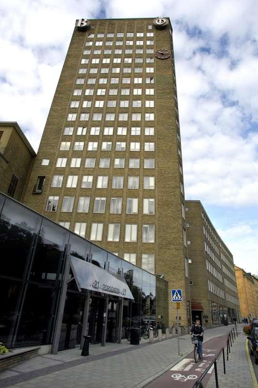 Mitt under de tuffa neddragningarna flyttade Jonas Bonnier huvudkontoret från Bonnierskrapan på Torsgatan.