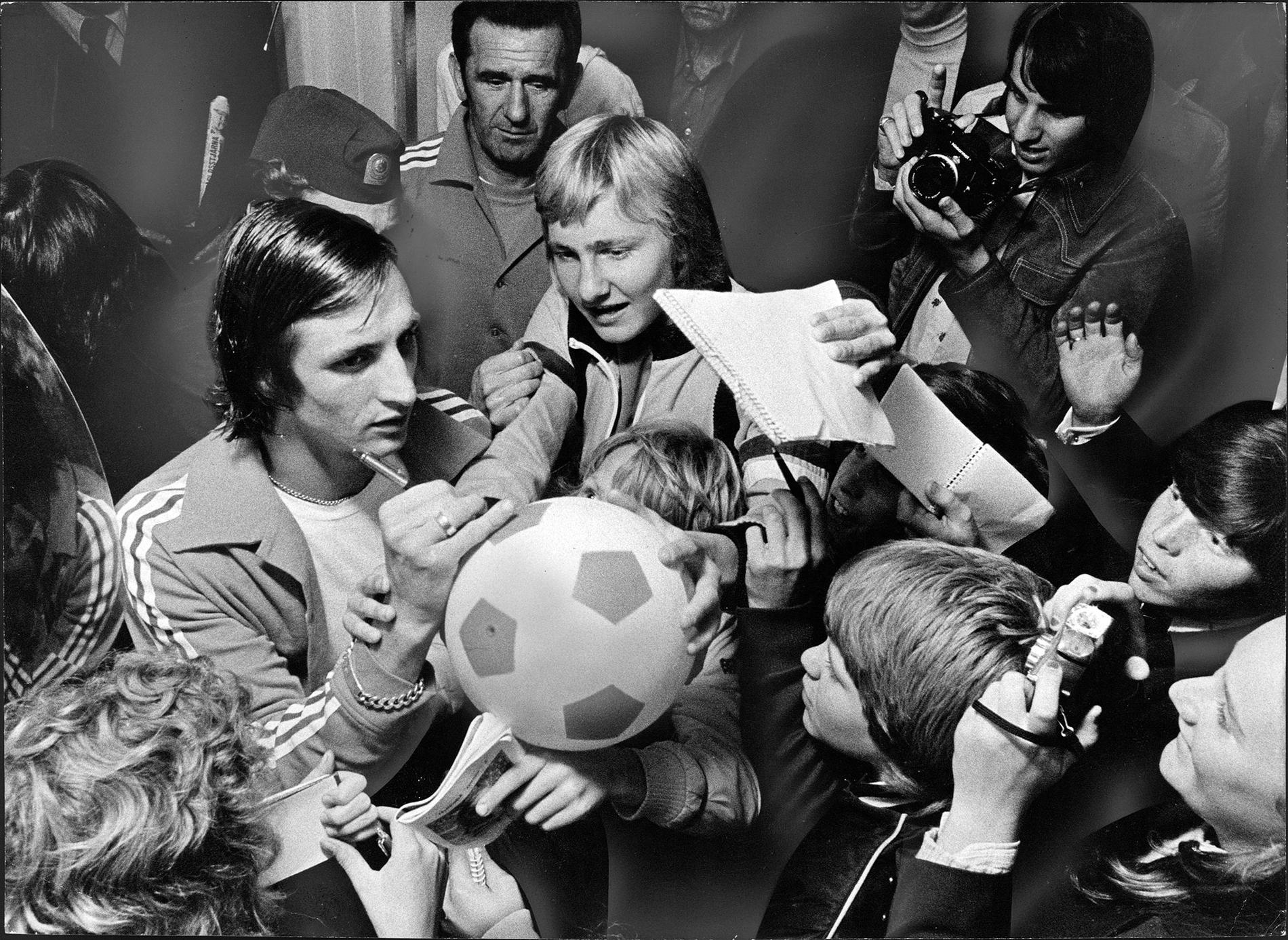 1976 var Cruyff på besök i Sverige. Här tas han emot av Stig Svensson.