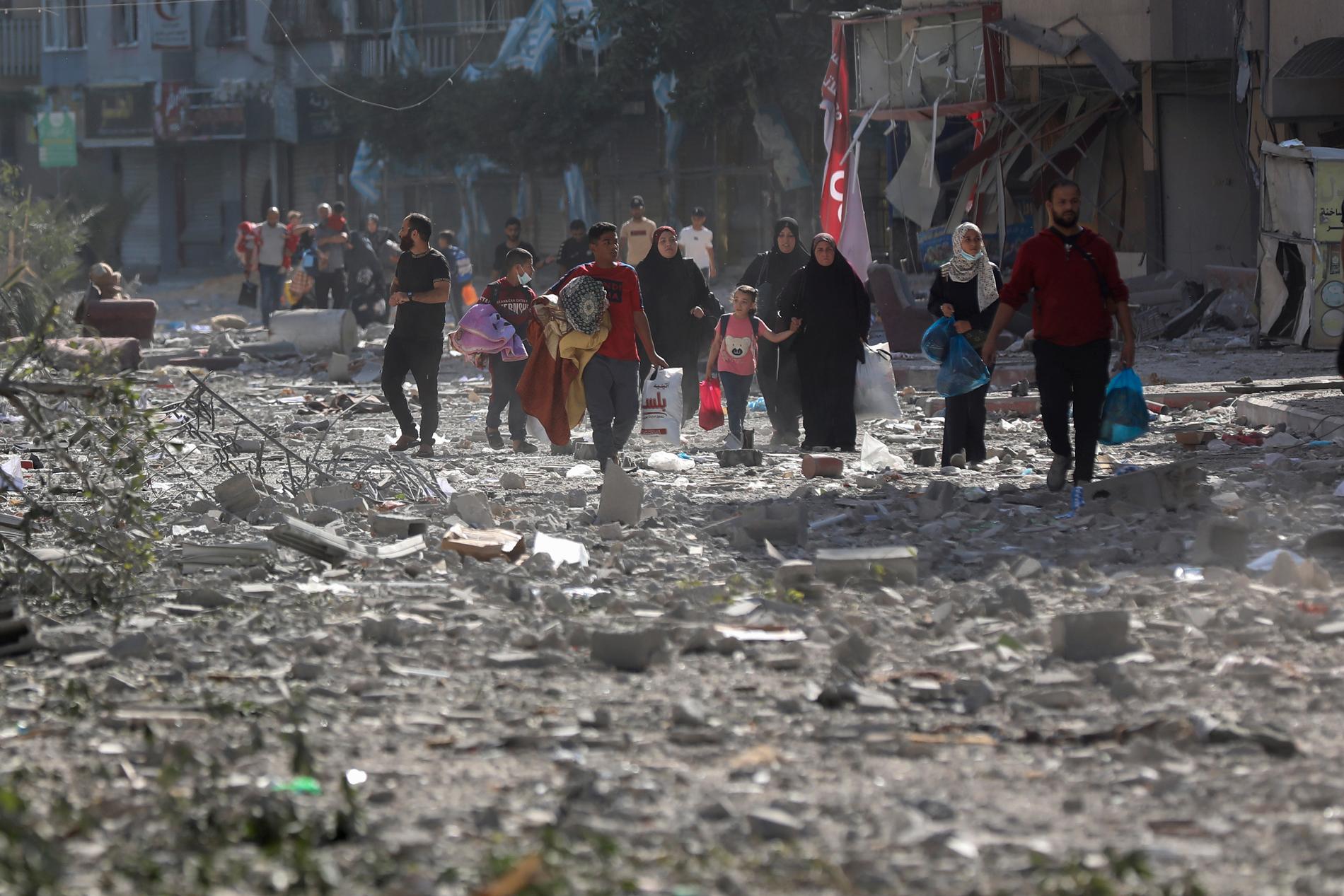Palestinier lämnar sina hem efter israeliska anfall mot staden Gaza på måndagen.