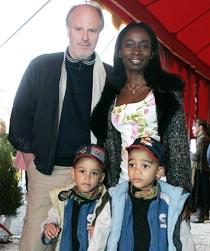 Nyamko Sabuni med sin make Allan Bergquist och barnen Patrik och Christian.