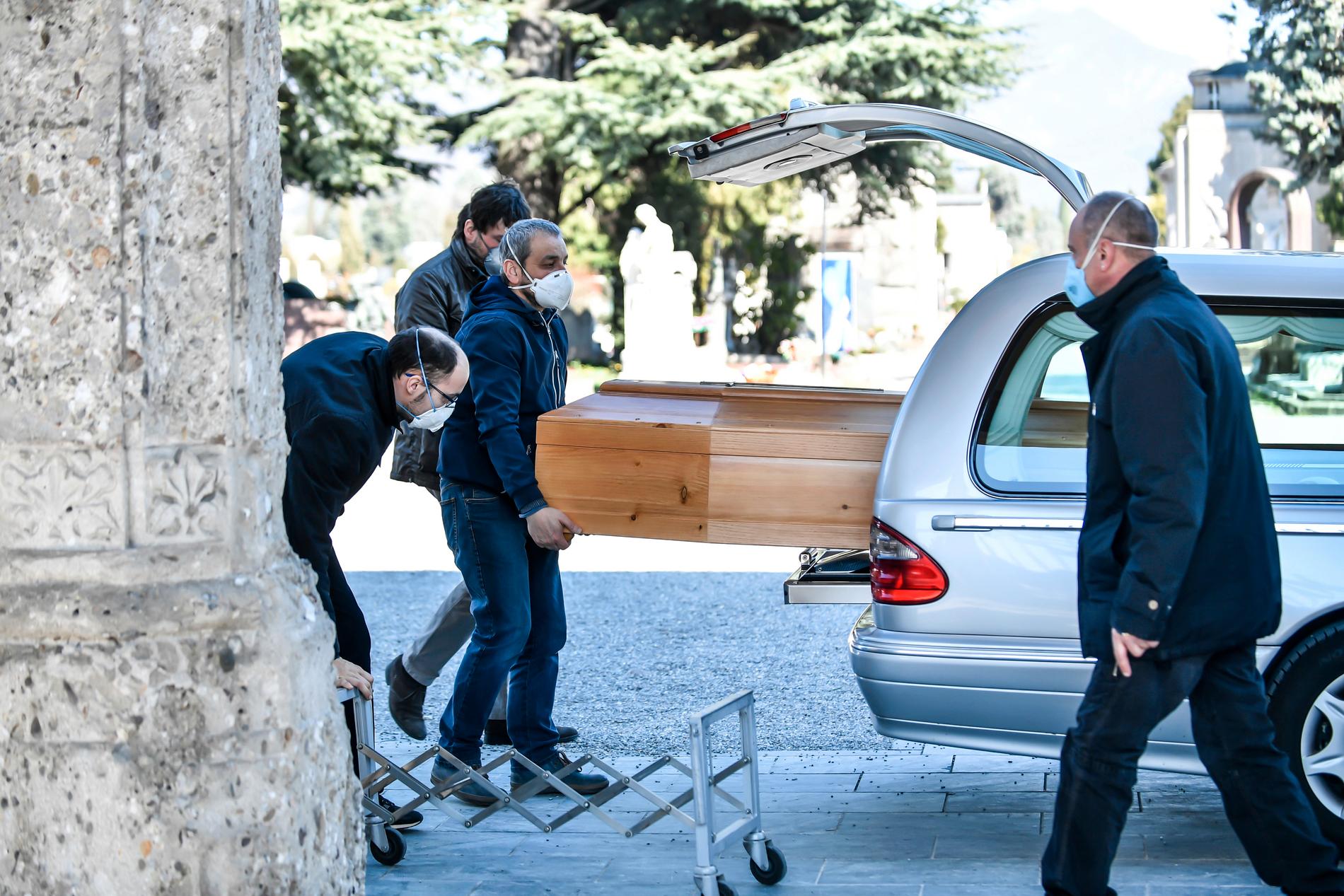 En kista bärs ut till kyrkogården i Bergamo i norra Italien. Staden och provinsen är hårt drabbad av coronavirusets framfart.