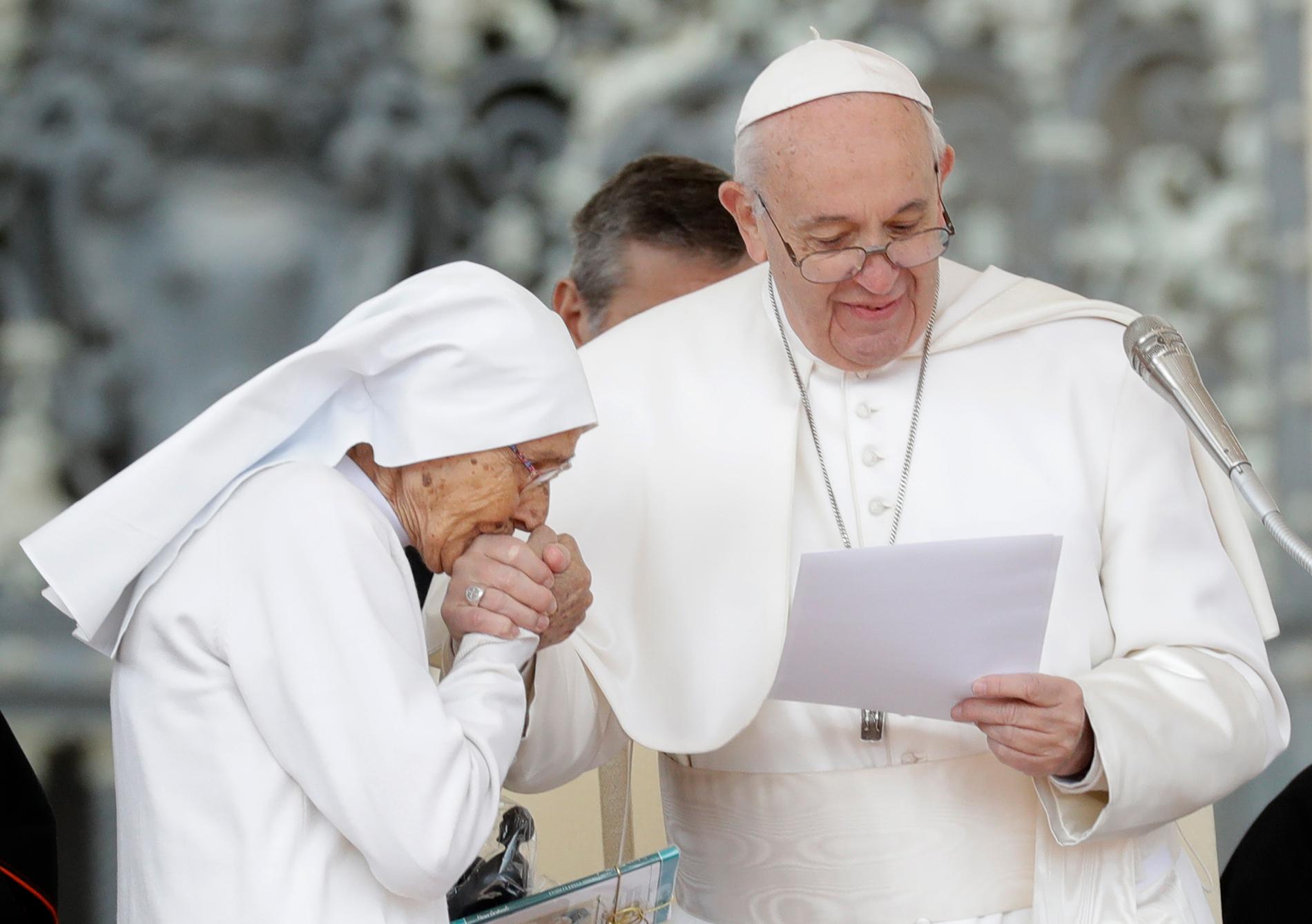 När påve Franciskus tog emot människor som ville kyssa hans ring så drog han undan handen. Arkivbild.