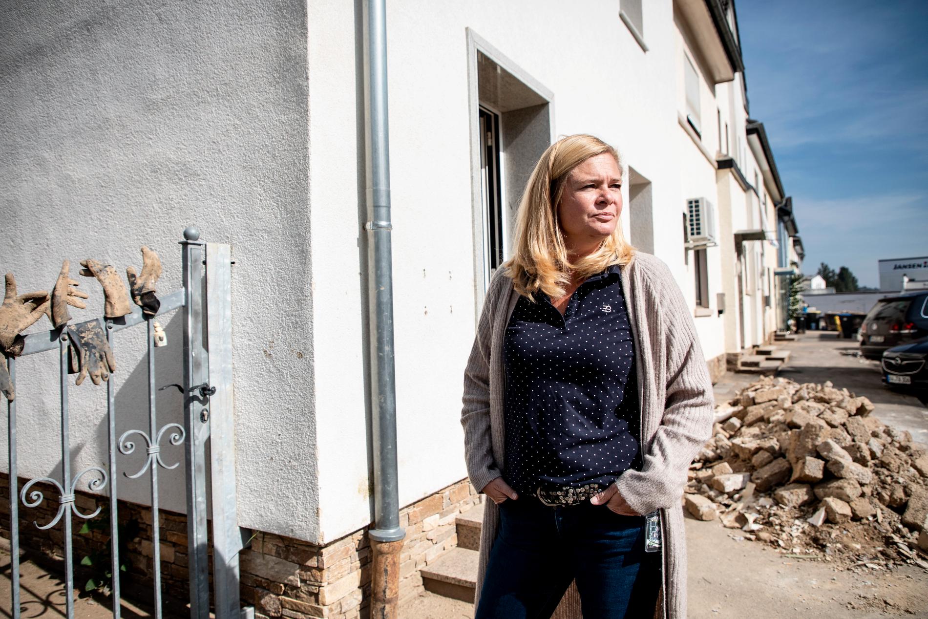 Katja Behrens framför sitt hus i Ahrweiler, som förstördes i översvämningen i juli.
