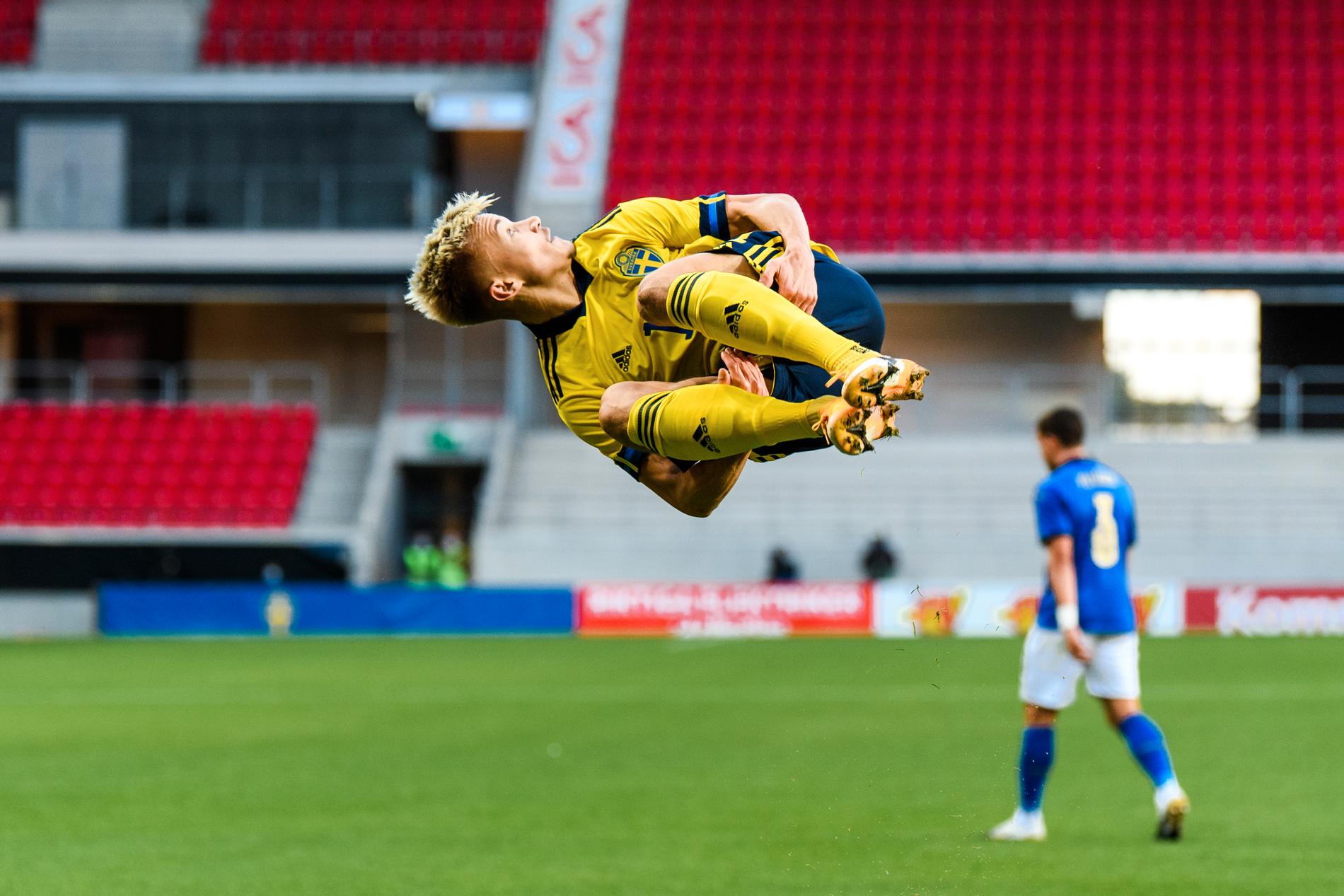 Pontus Almqvist firar sitt 1–0-mål.