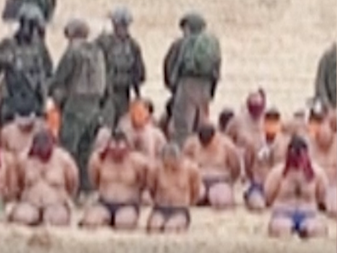 Bilder på de tillfångatagna männen sprids på nätet.