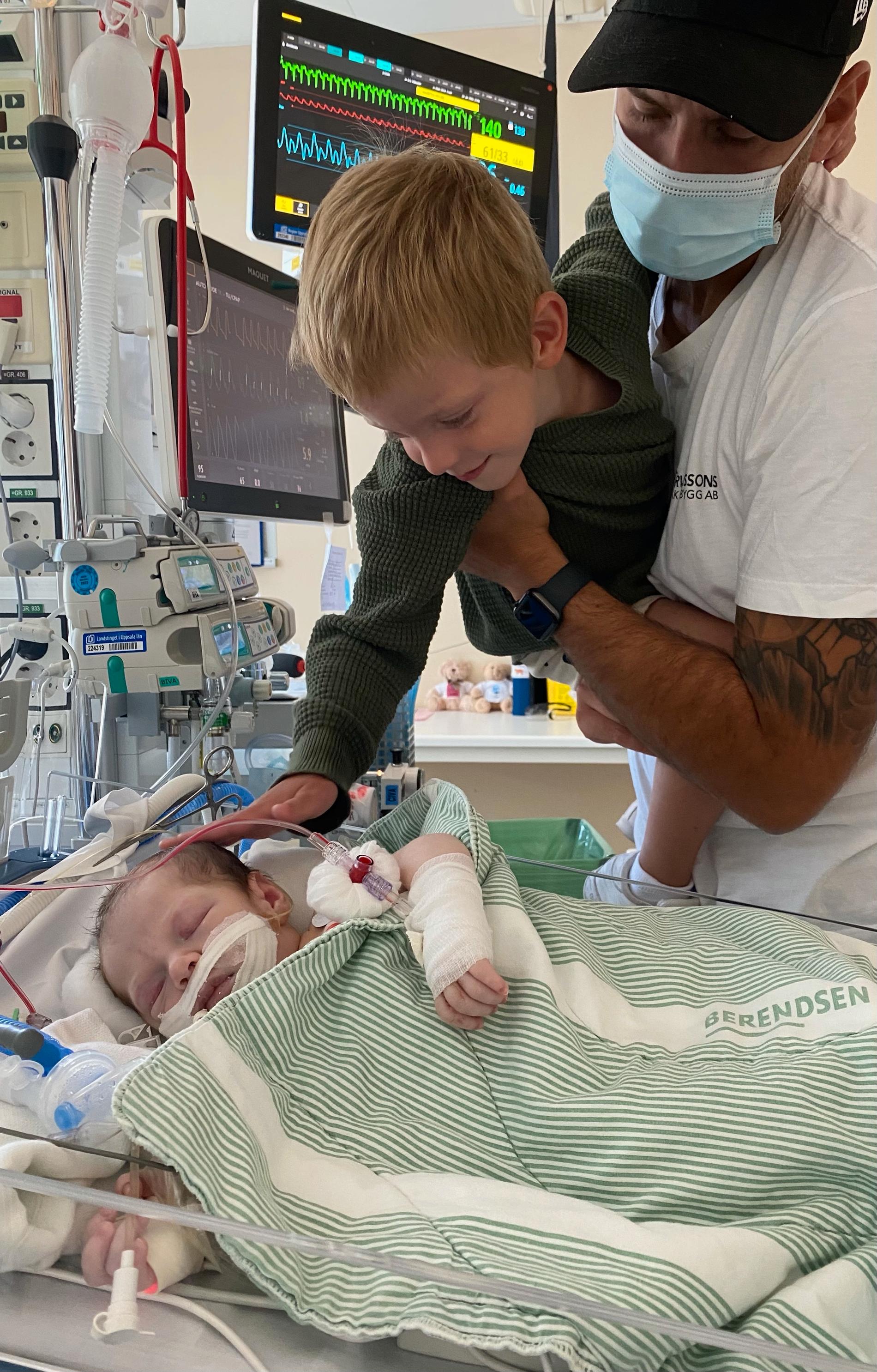 Nyfödde Esse på sjukhuset, här hälsar storebror Norton och pappa Hampus på. 