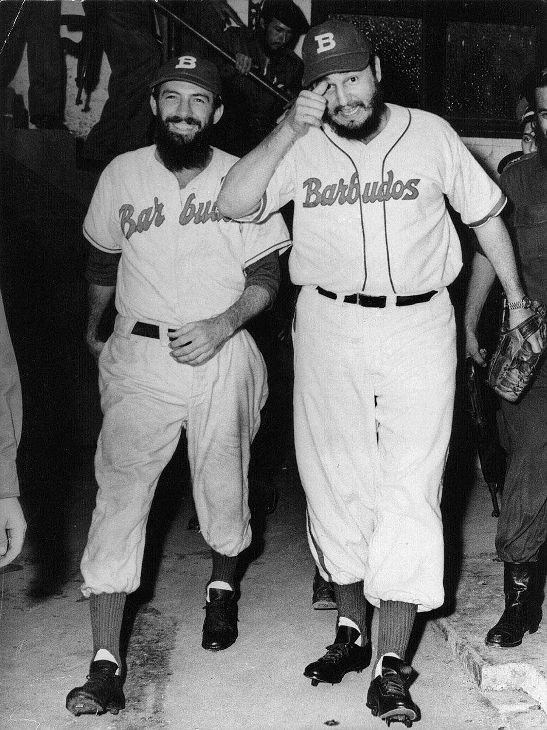 Baseboll är en av Kubas populäraste sporter. Bilden är från 1959 när Fidel Castro och Camilo Cienfuegos spelade en match tillsammans med andra kubanska revolutionärer.