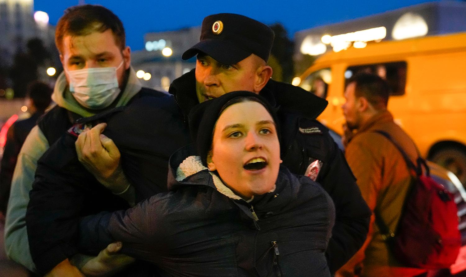 Repressionen i Ryssland har hårdnat ännu mer sen invasionen av Ukraina för två år sen. Här en demonstration mot mobilisering i september 2022, där kravallpolis grep demonstranter.