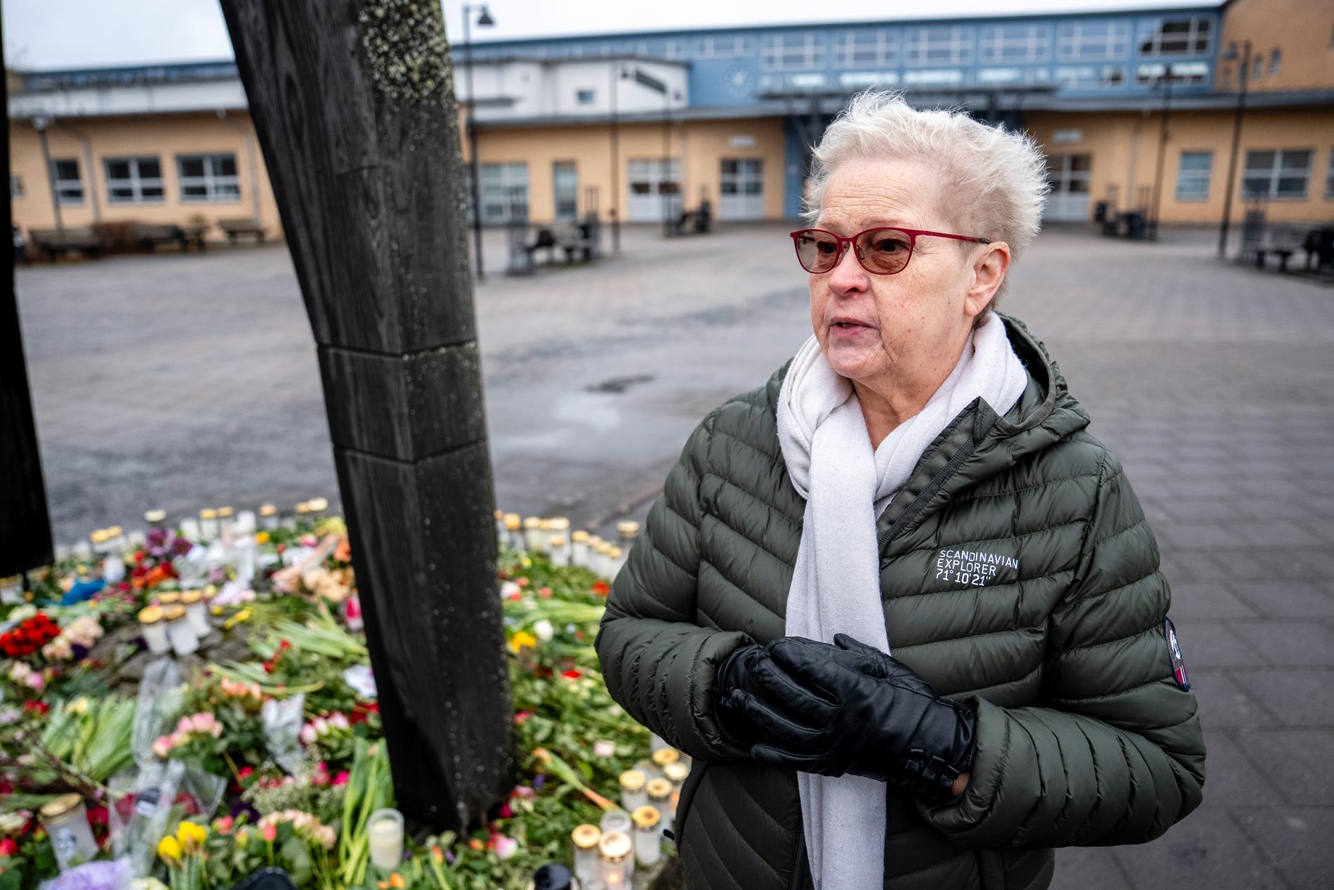 ”Jag vill inte bli avtrubbad”, säger Eila Fallgren, 68, som lämnat blommor på minnesplatsen. 