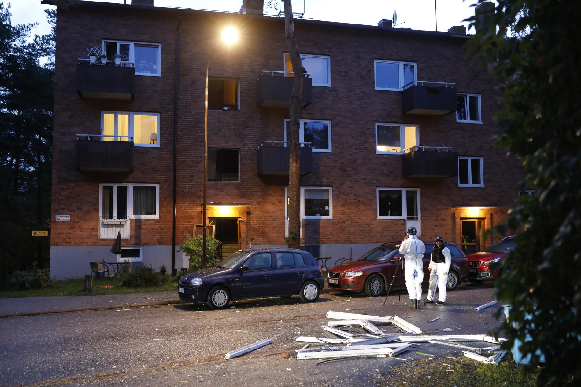 En explosion har inträffat i ett lägenhetshus i Stockholm.