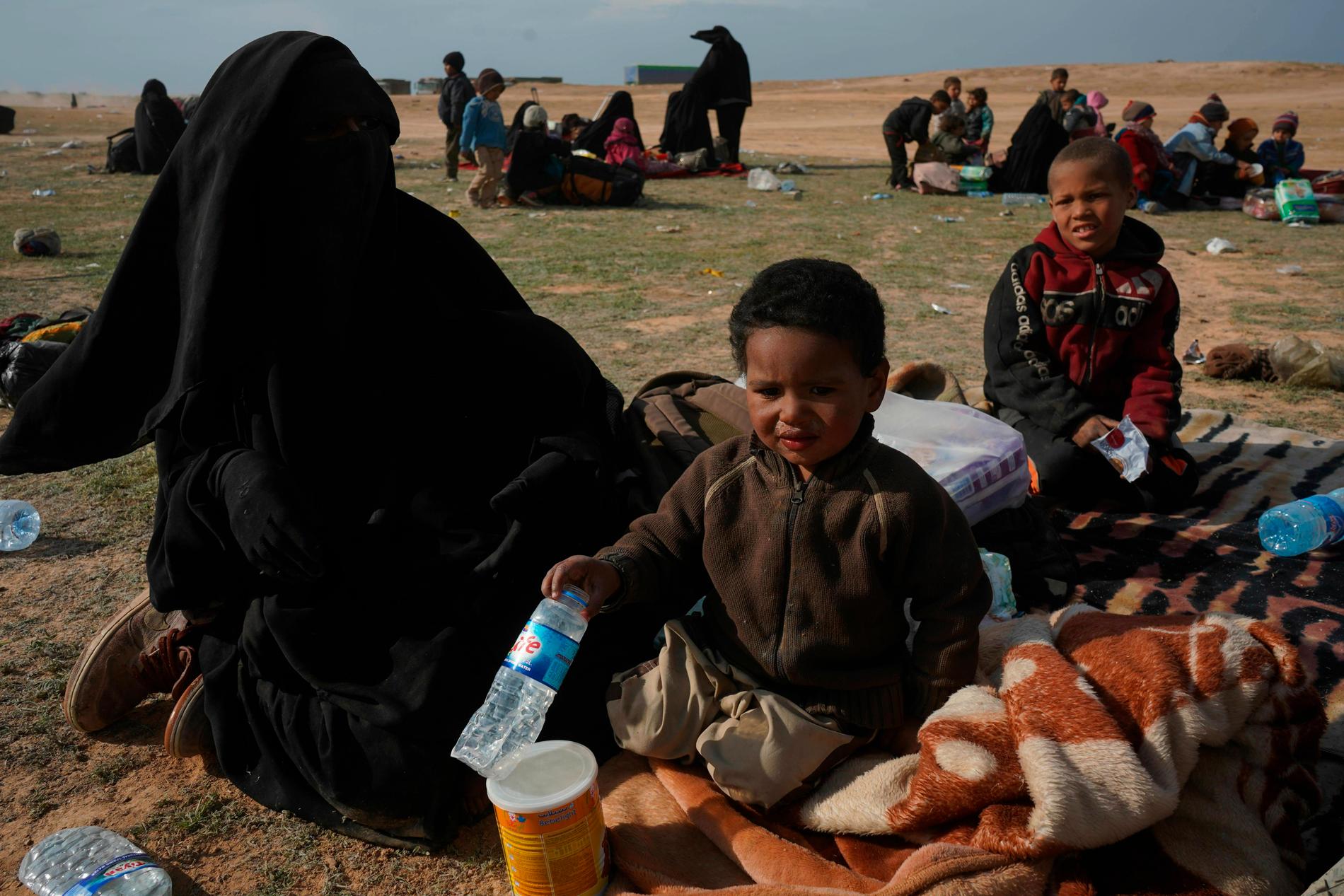 En kvinna och hennes två barn har evakuerats ur det sista IS-kontrollerade området i Syrien. 