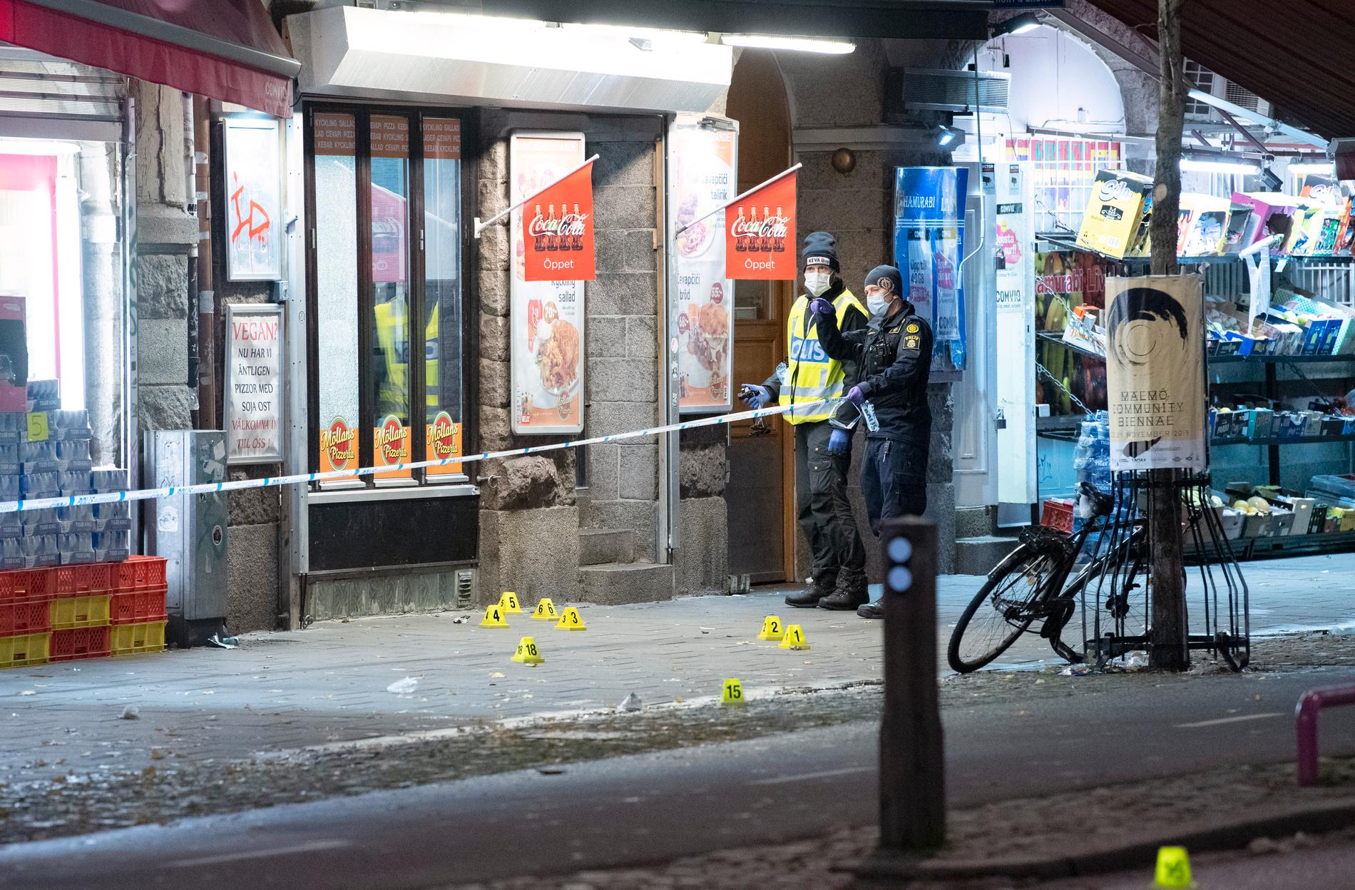 Polisens kriminaltekniker säkrar spår efter skottlossningen vid en pizzeria vid Möllevångstorget i Malmö.