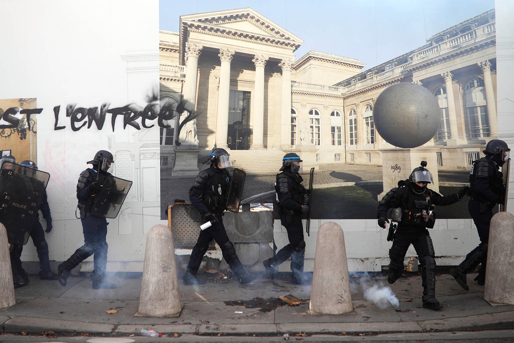 Demonstrationer bröt ut i Paris under lördagen.