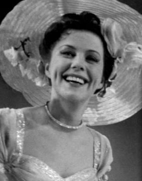 Sickan Carlsson i sin roll som revyartisten Marianne Molin i filmen 'Dans på rosor' 1954.