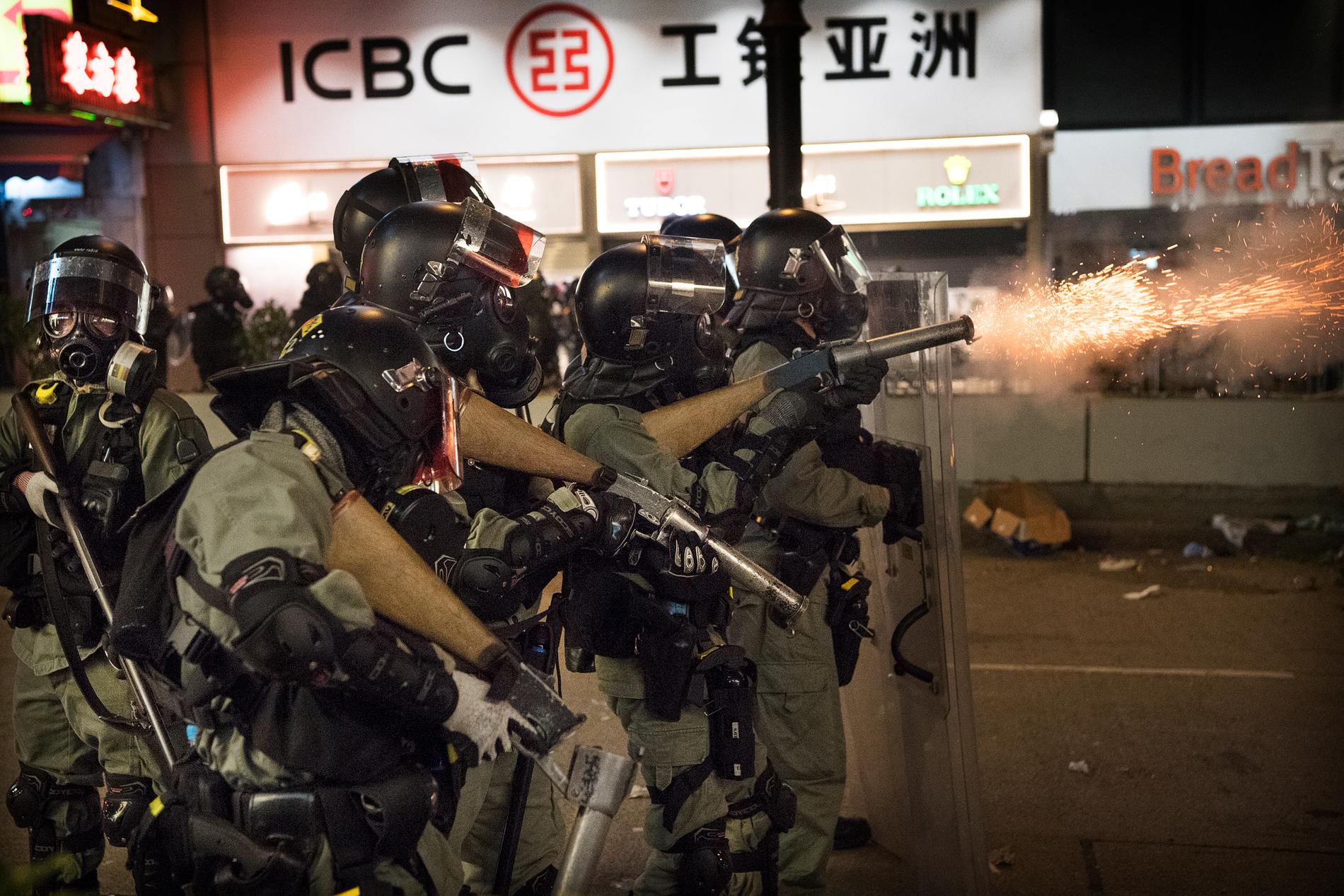 Demonstrationerna i Hongkong som pågått sedan i juni har nu urartat till fullskaliga strider mellan studenter och polis. Medan poliserna skjuter tårgas mot demonstranterna beväpnar sig ungdomarna med gatstenar och brandbomber. 