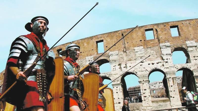 Rom firar 2000-årsjubileumet av kejsar Vespasianus med att åter låta gladiatorer ta plats i Colosseum.