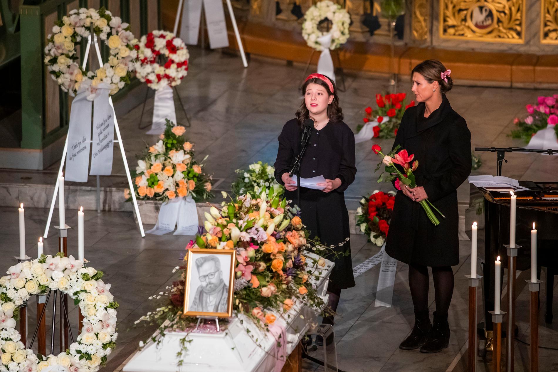 Ari Behns dotter Maud Angelica Behn höll tal till sin pappa, prinsessan Märtha Louise exmake, vid begravningen i Oslo domkyrka.
