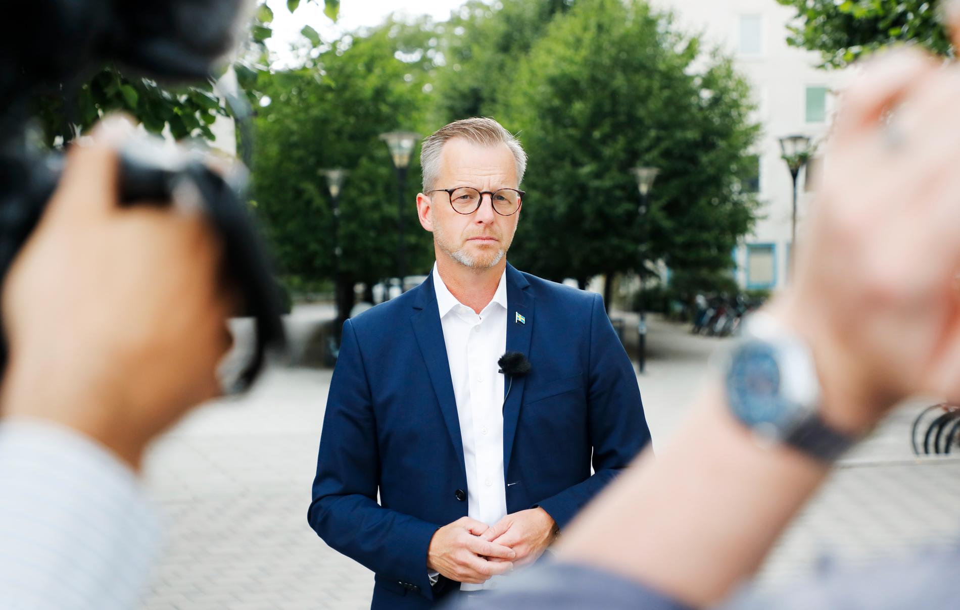 Inrikesminister Mikael Damberg möter pressen efter att två barn skottskadats i Huddinge söder om Stockholm.