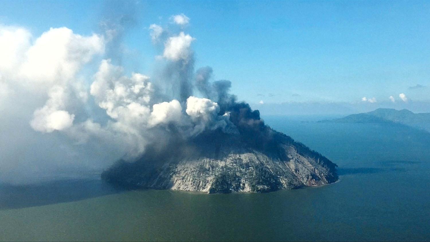 En vulkan på en ö i Papua Nya Guinea har oväntat vaknat till liv.