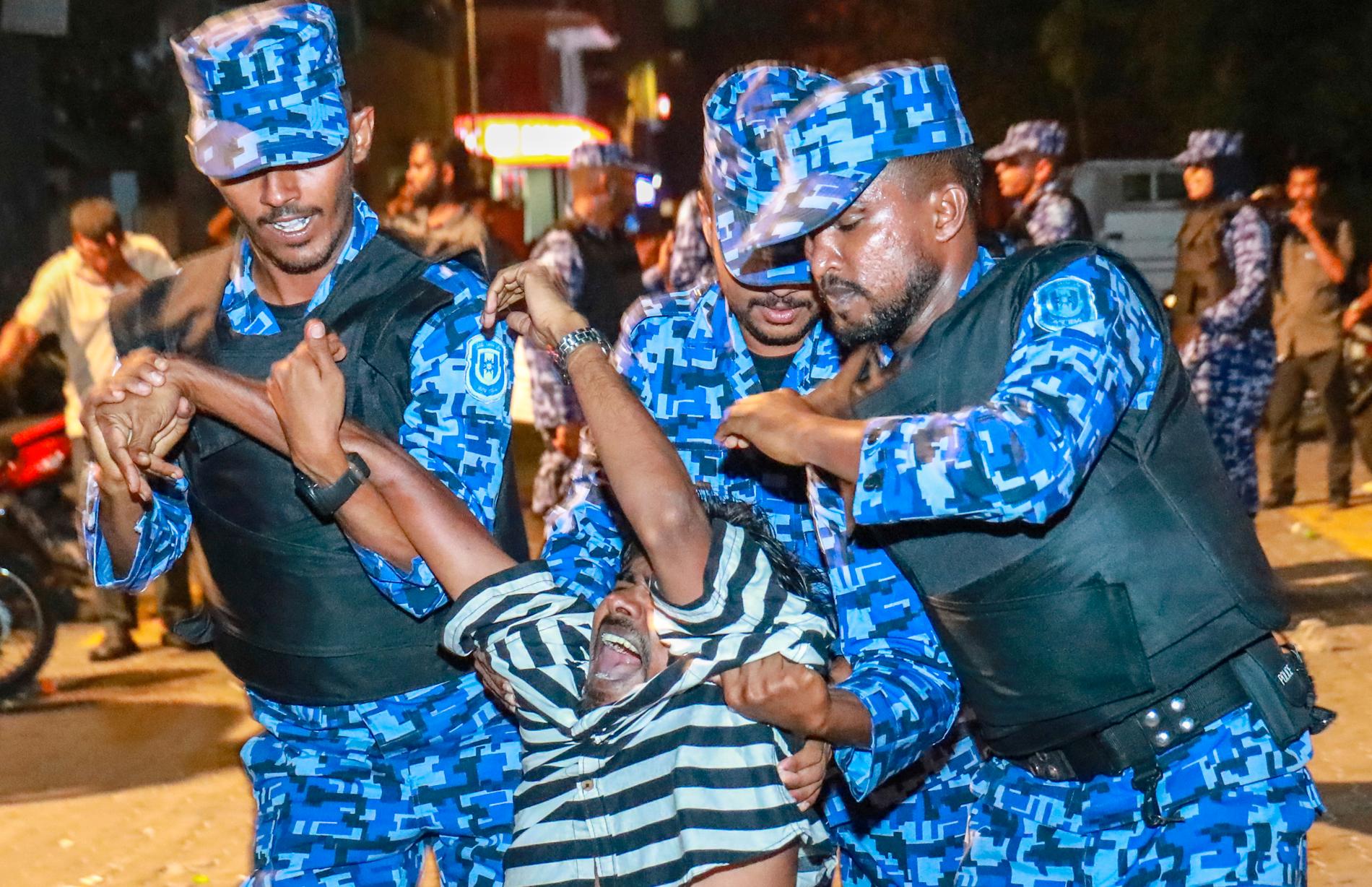 En oppositionell demonstrant grips i samband med en protest i Male i Maldiverna i februari i år. Demonstranterna krävde att de oppositionspolitiker vars domar HD upphävde skulle släppas.
