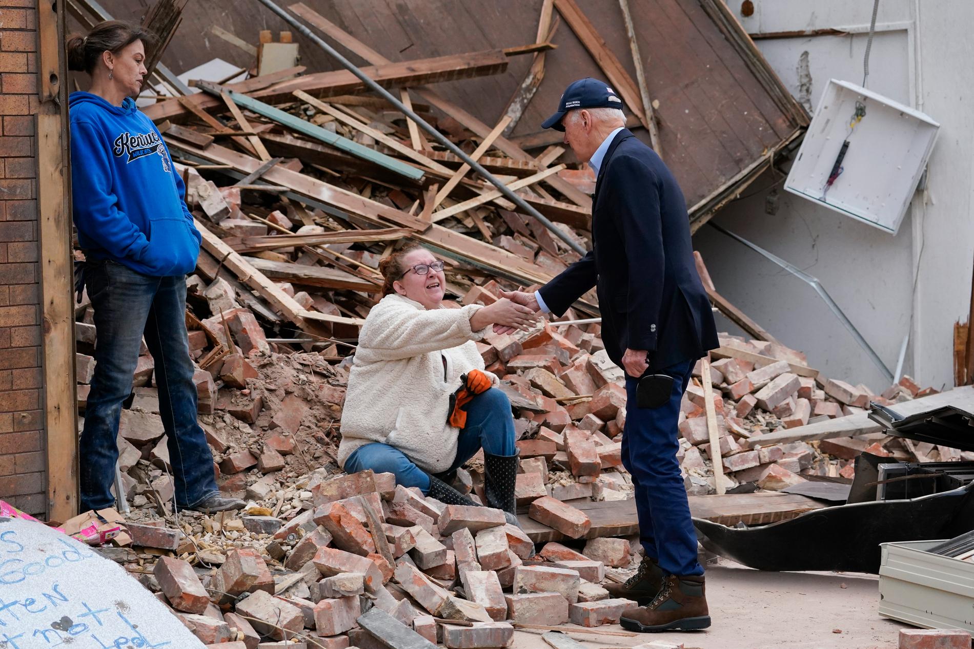 USA:s president Joe Biden på besök i Kentucky som har drabbats svårt av de dödliga tornador som dragit fram över USA.