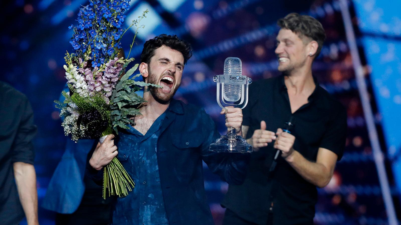Duncan Laurence jublar med Eurovision-pokalen i högsta hugg.