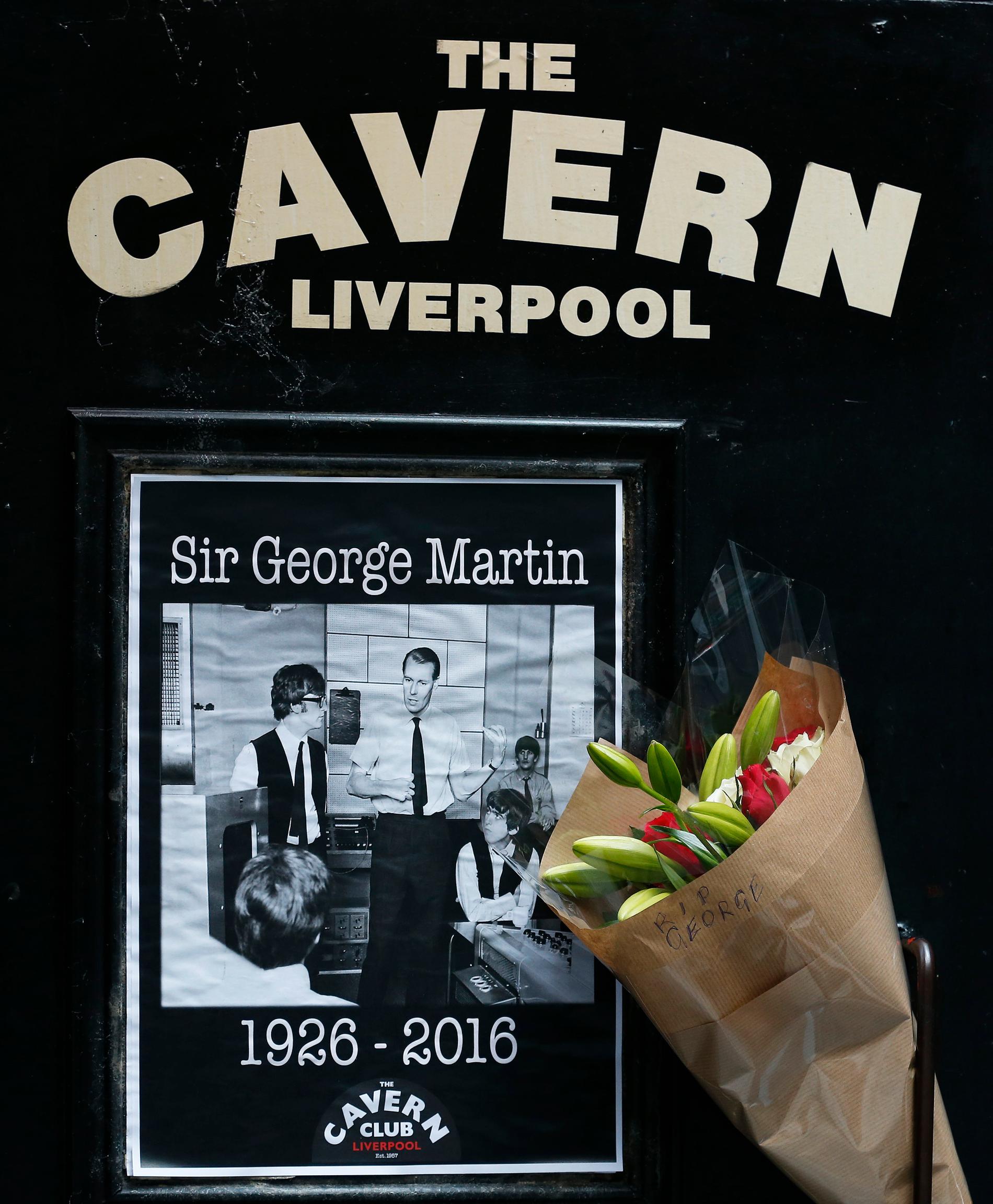 Klubben The Cavern i Liverpool hedrar Beatlesproducenten George Martin.