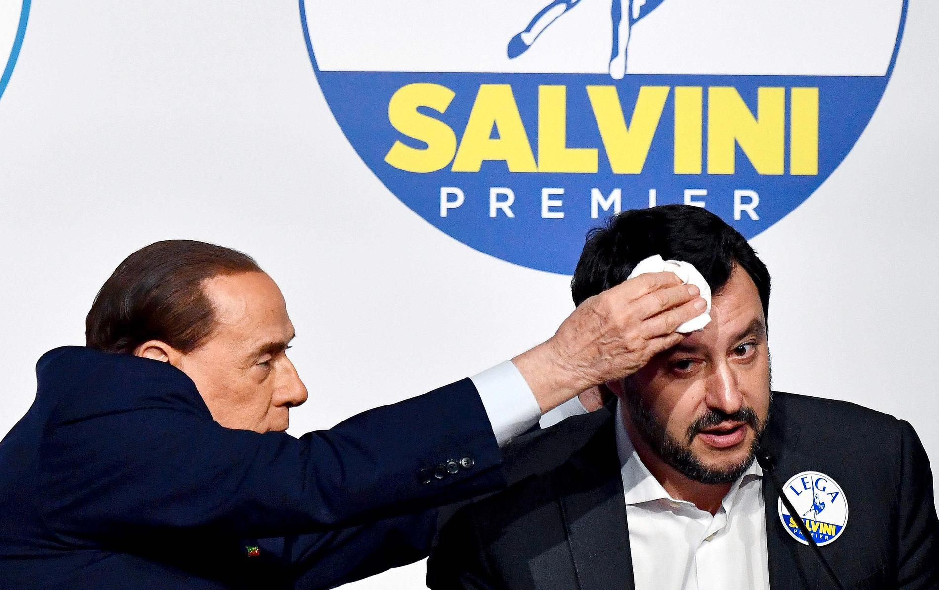 Högerextrema Legas partiledare Salvini får pannan baddad av f.d. premiärminister Berlusconi. Legas försök att bilda regering med populistiska femstjärnerörelsen misslyckades igår.