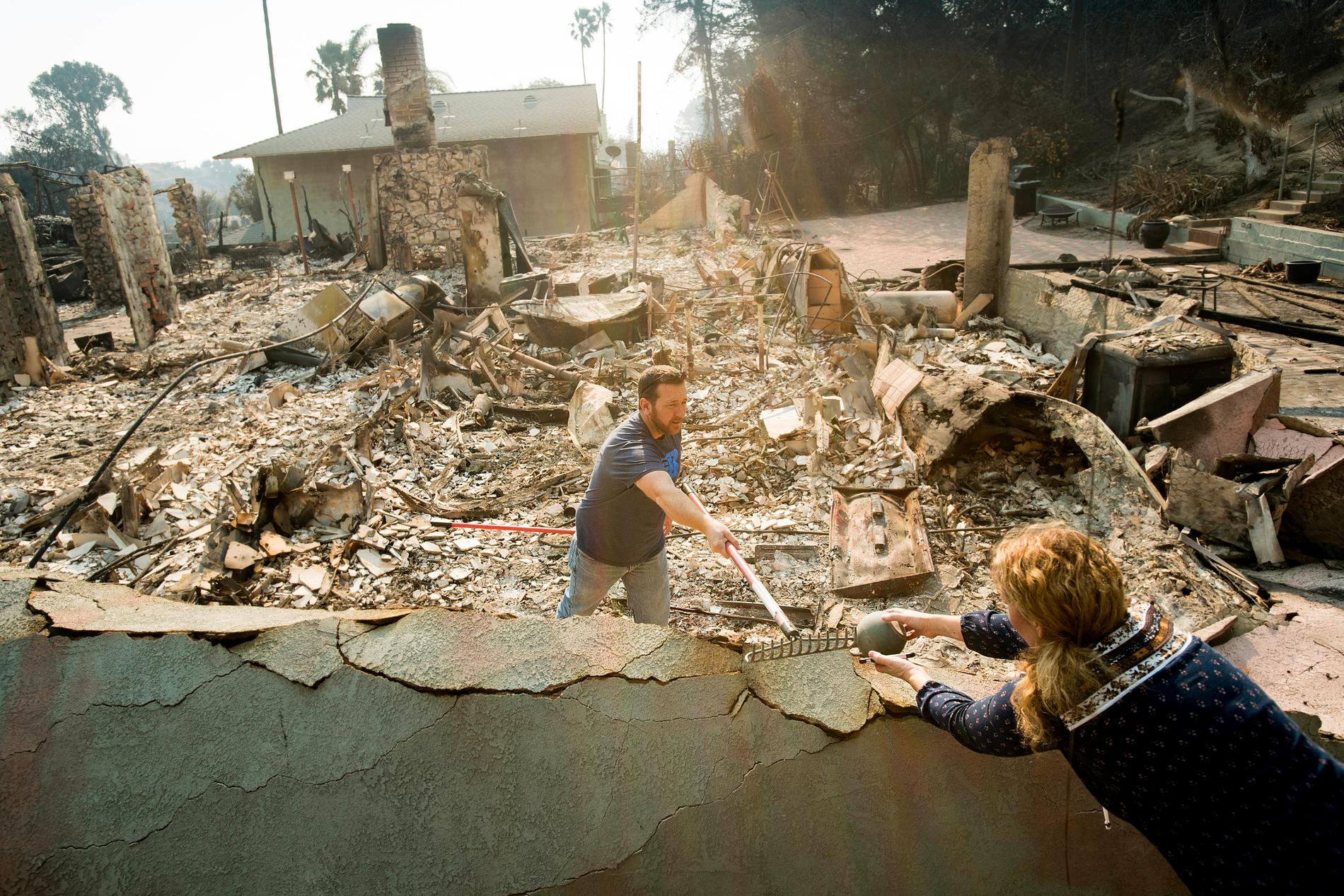 Husägare söker igenom resterna av sitt hus i Ventura...
