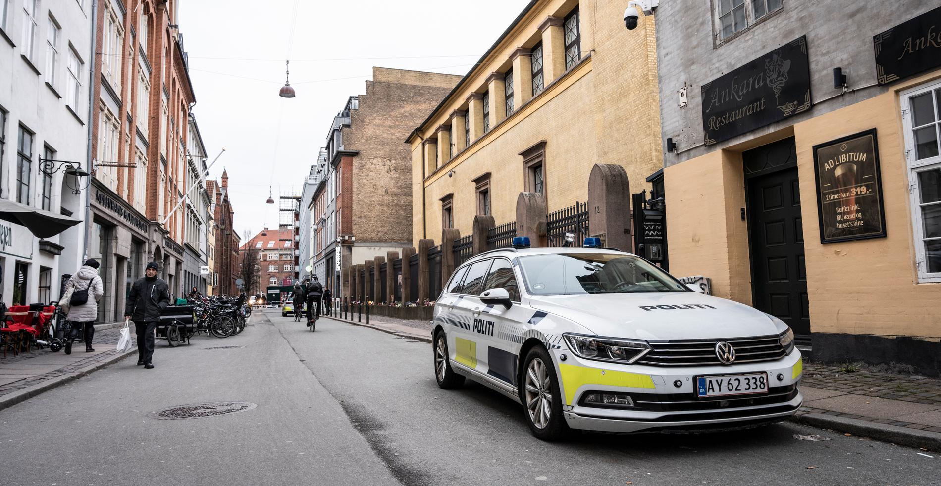 Polis under ett av tillslagen i Köpenhamn.